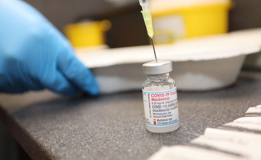 Moderna dit qu’un nouveau vaccin pour la variante Omicron pourrait être prêt au début de 2022