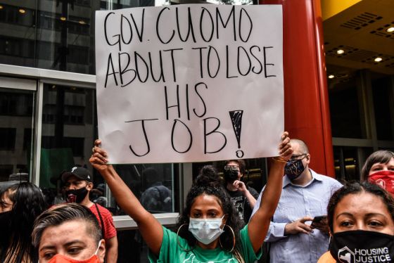 Des manifestants se rassemblent au bureau du gouverneur Cuomo à New York pour lui demander de démissionner