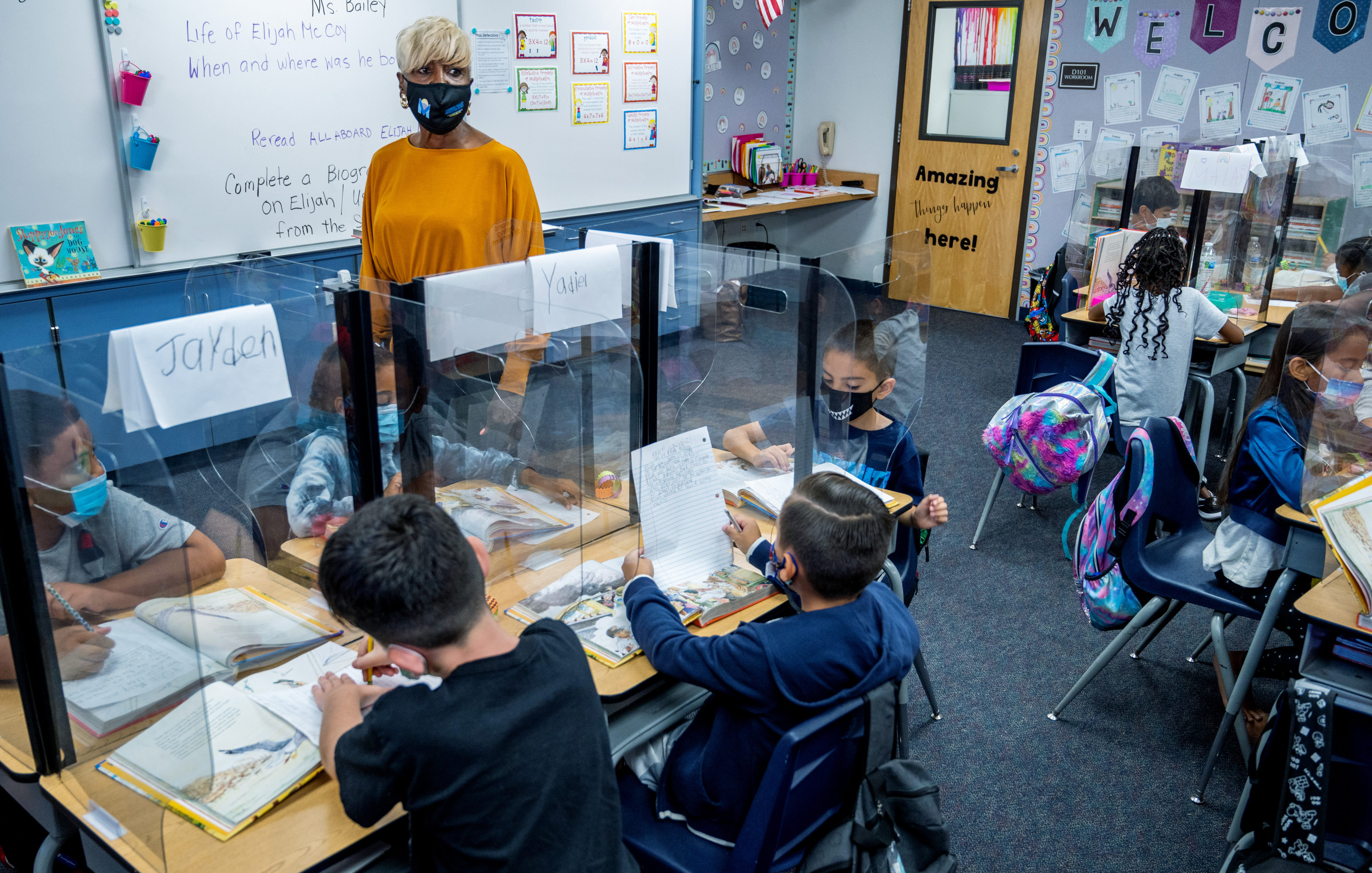 Dorothy Bailey, a substitute teacher, teaches a class at La Jolla Elementary School in Moreno Valley, Calif., on Sept. 23, 2021. (Terry Pierson—MediaNews Group/Press-Enterprise/Getty Images)