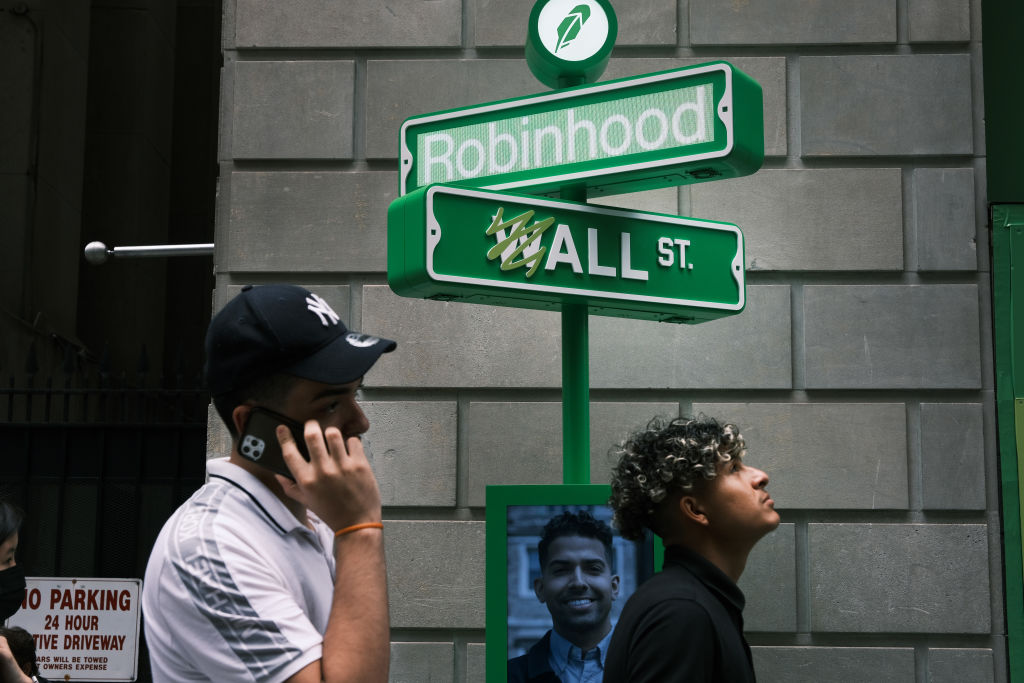 NEW YORK, NEW YORK - JULY 29: People wait in line for t-shirts at a pop-up kiosk for the online brokerage Robinhood along Wall Street after the company went public with an IPO earlier in the day on July 29, 2021 in New York City. (Spencer Platt/Getty Images)