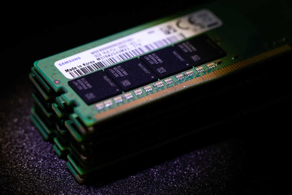 A Samsung Electronics Co. 16GB Double-Data-Rate (DDR) 4 memory module, top, and other DDR modules are arranged for a photograph in Seoul, South Korea, on Tuesday, July 28, 2020. Samsung is schedule to announce first-quarter earning figures on July 30. (SeongJoon Cho–Bloomberg/Getty Images)