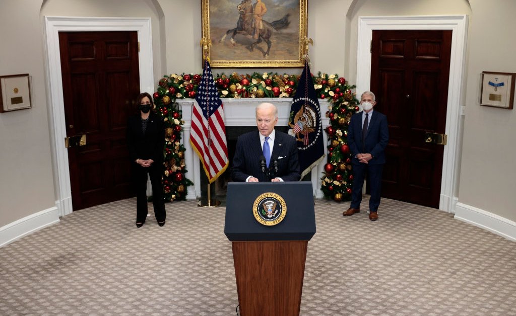Pourquoi la variante Omicron est un nouveau test politique pour Joe Biden