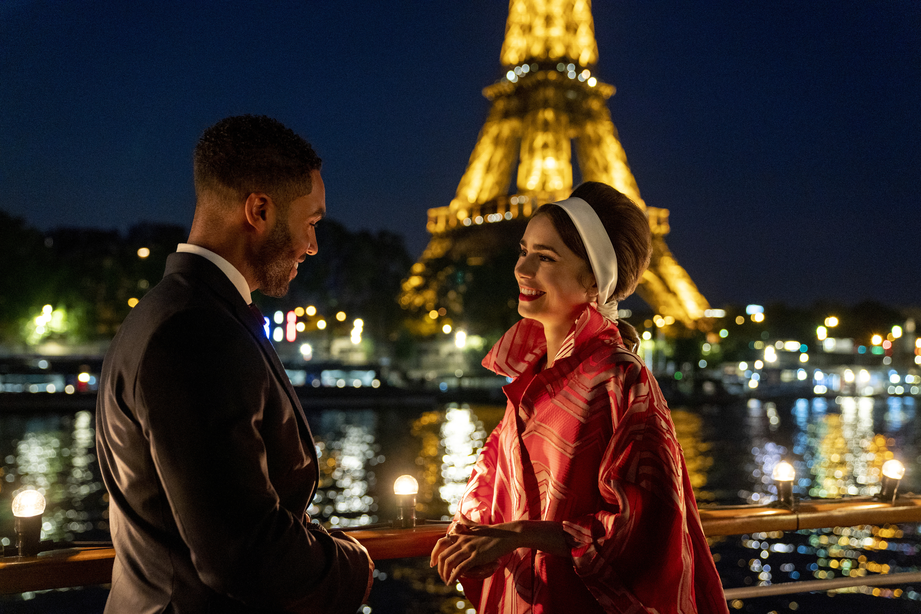 Alfie (Lucien Laviscount) gets the chance to see Paris through Emily's (Lily Collins) eyes. (STÉPHANIE BRANCHU/NETFLIX—© 2021 Netflix, Inc.)