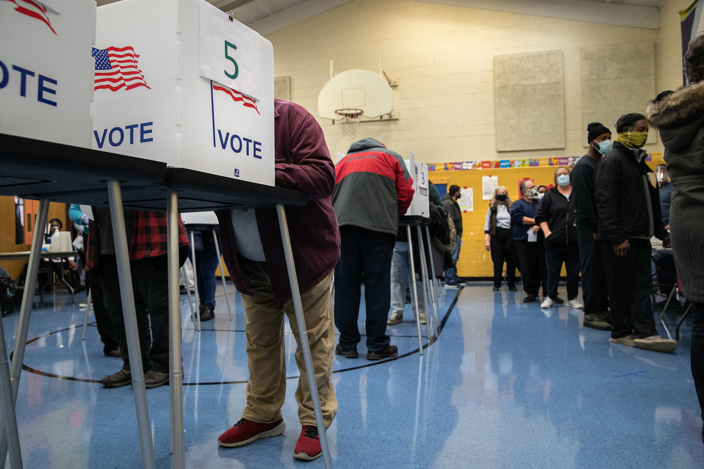 Voters fill out their ballots at a school gymnasium on November 03, 2020 in Lansing, Michigan. (John Moore / Getty Images)