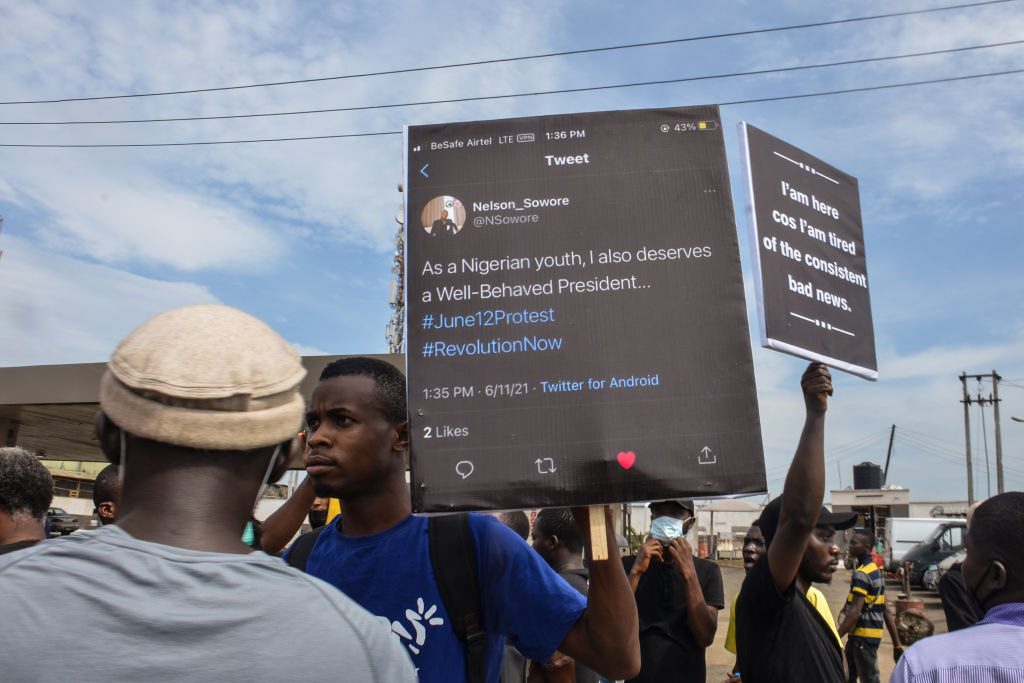 Demonstranten halten am 12. Juni 2021 während einer zivilen Demonstration im Gani Fahweyinmi Park im Ojota-Distrikt von Lagos, Nigeria, Transparente gegen das, was einige als schlechte Regierungsführung und Unsicherheit sowie das Twitter-Verbot durch die derzeitige Regierung von Präsident Muhammadu Buhari kritisiert haben. (Olukayode Jaiyeola/NurPhoto – Getty Images)