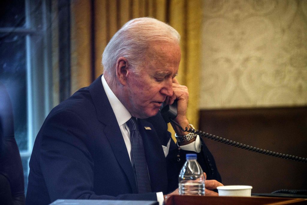 US President Joe Biden speaks on the phone to his Ukrainian counterpart Volodymyr Zelensky in the Oval Office at the White House in Washington, DC, on December 9, 2021. (Nicholas Kamm / AFP)