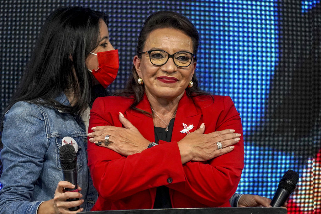 Xiomara Castro (R), the newly inaugurated president of Honduras, gestures during a press conference on November 28, 2021 in Tegucigalpa, Honduras. (Photo by APHOTOGRAFIA/Getty Images)