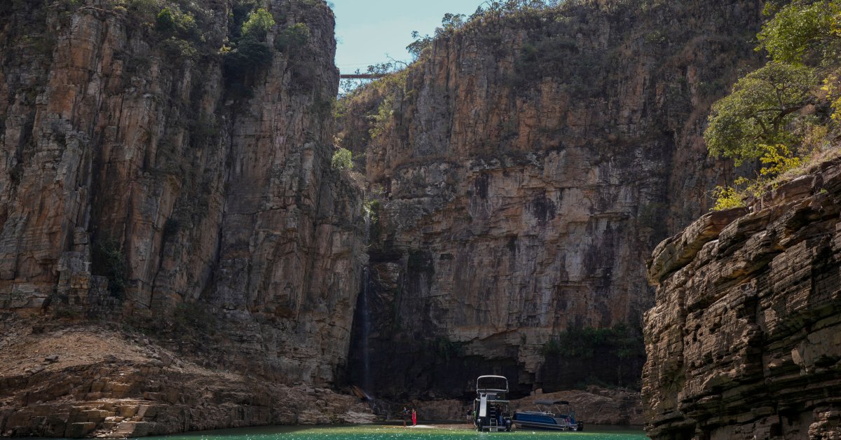 Mur de Rock Falls sur les plaisanciers sur le lac brésilien, tuant 6