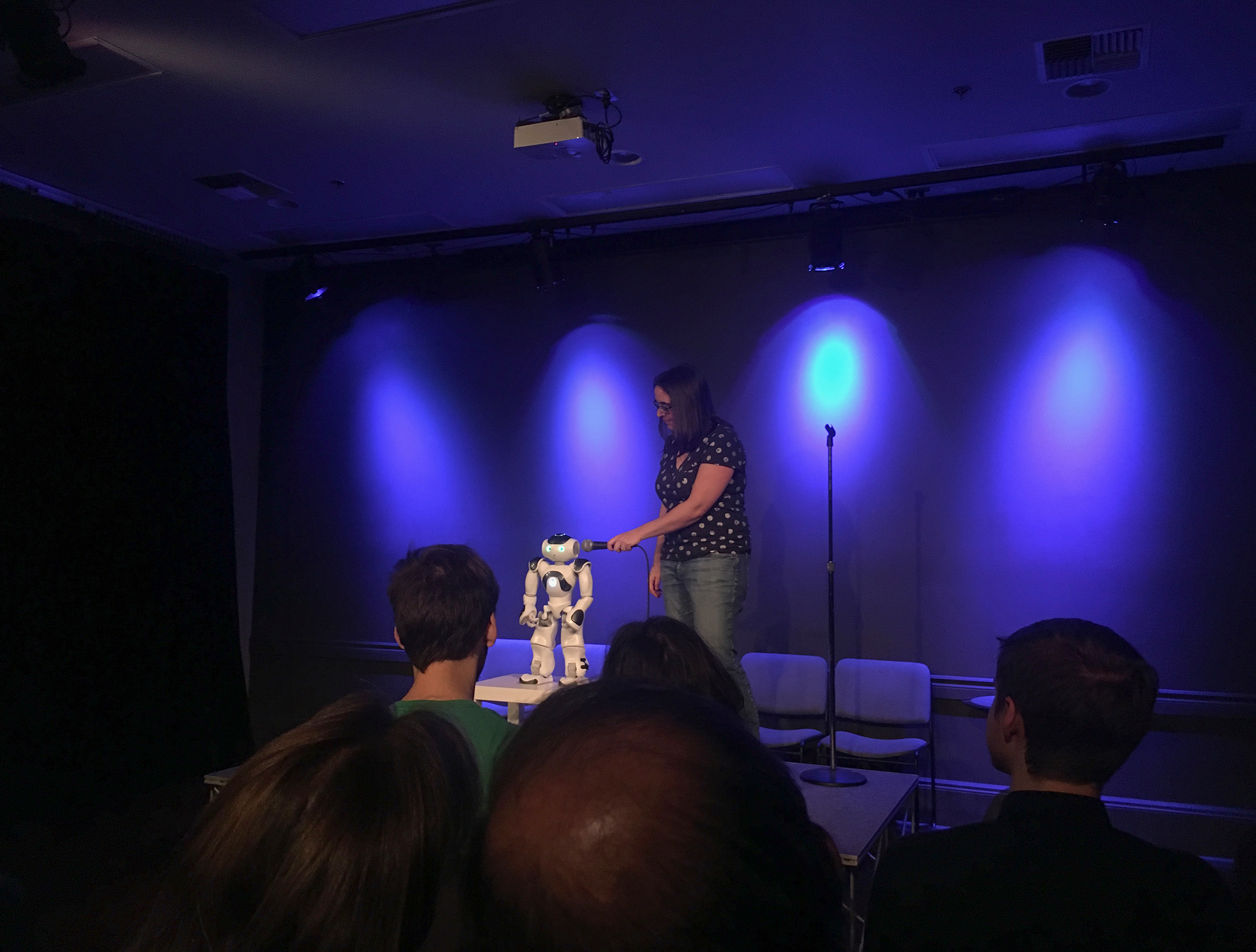 Робот Джон и Наоми Фиттер выступают на сцене Majestic Theater в Корваллисе, штат Орегон, в октябре 2019 года (любезно предоставлено Наоми Фиттер)