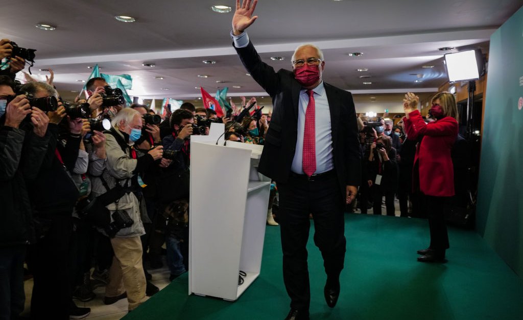 Les socialistes au pouvoir au Portugal remportent une majorité absolue inattendue aux élections