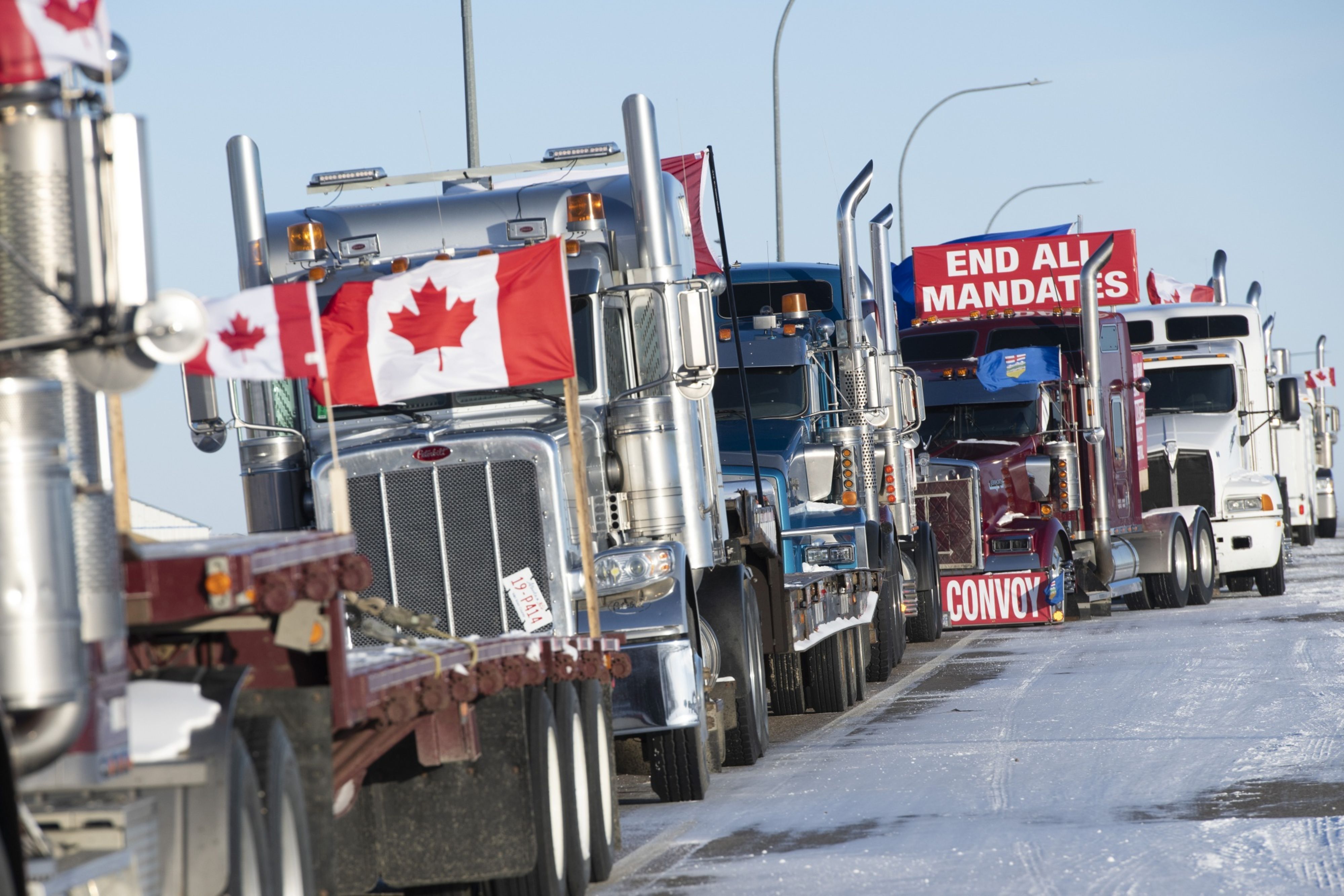 Lines of trucks block the U.S.-Canada border during a demonstration in Coutts, Alberta, Canada, on Feb. 2. (Bloomberg—© 2022 Bloomberg Finance LP)