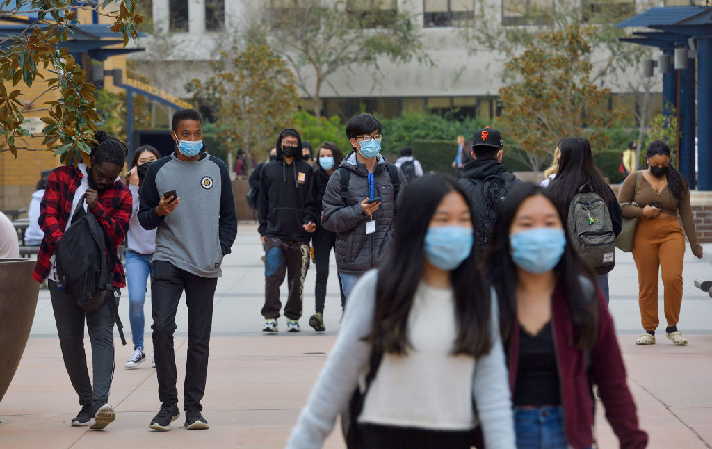 Students return to campus after a few weeks of line learning due to a COVID-19 surge at UCI in Irvine, CA, on Monday, January 31, 2022. (Jeff Gritchen-MediaNews Group/Orange County Register)