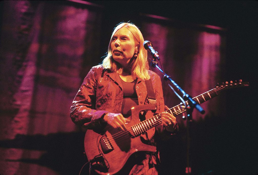 Joni Mitchell performing in 1998 ((Photo by Robert Knight Archive/Redferns))