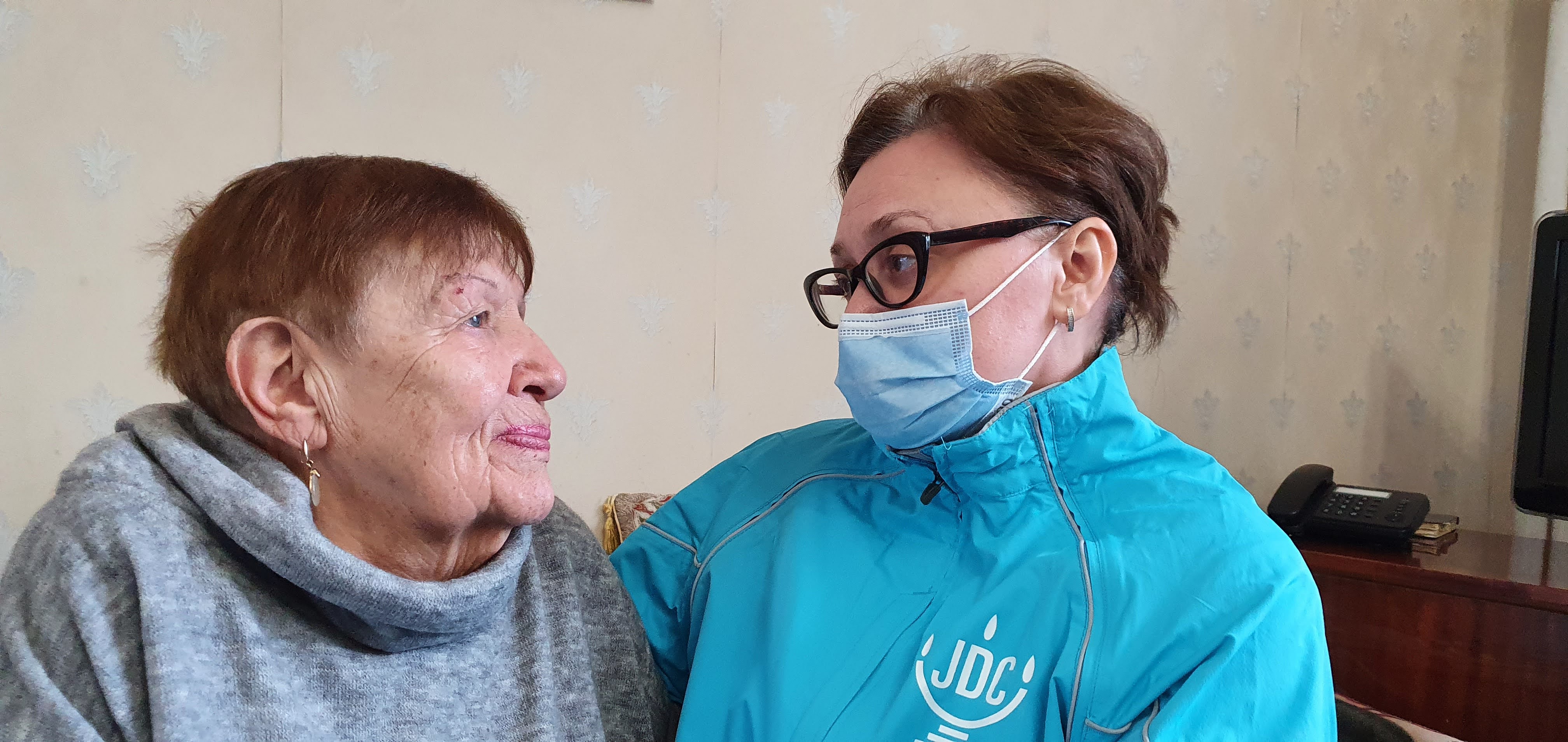 Inna Vdovichenko (right), who works for the Jewish humanitarian organization JDC, visits Holocaust survivor Natalia Berezhnaya on Feb 28. in Odessa, Ukraine. (Courtesy of the JDC)