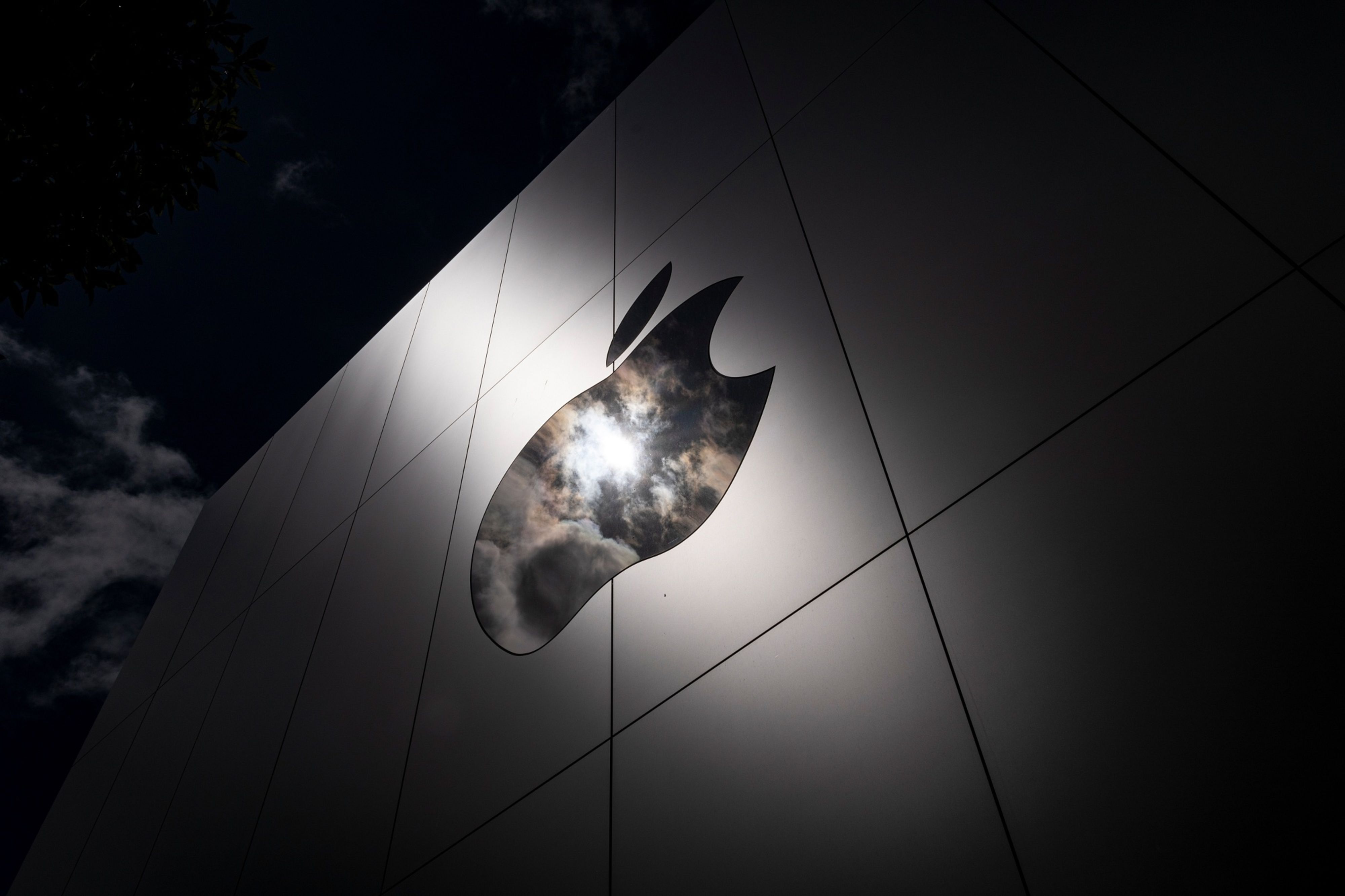 The Apple logo on a store in San Francisco, California, U.S. (Bloomberg&mdash;© 2021 Bloomberg Finance LP)