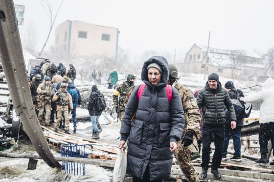Civils fuyant Irpin, près de Kiev