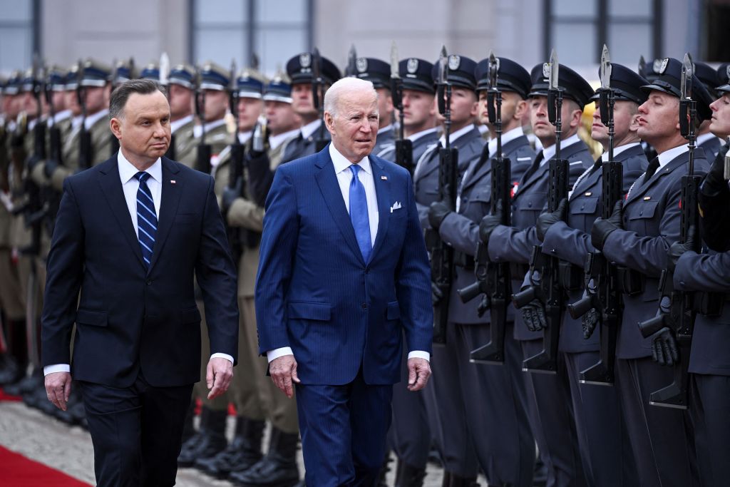US President Joe Biden (R) and Polish President Andrzej Duda (L) review a military honour guard during an official welcoming ceremony prior to a meeting in Warsaw on March 26, 2022. (Brendan SMIALOWSKI-AFP)
