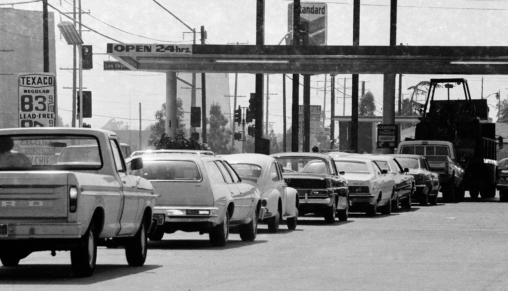 Vehicles line up for gasoline at service station during gas shortages, May 3, 1979 in Long Beach, California. (Getty Images/Bob Riha, Jr.)