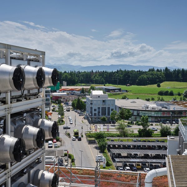 Direct Air Capture modules from Climeworks are located on the roof of the Hinwil waste incineration plant. The modules filter CO2 from the ambient air. The CO2 thus extracted is used to fertilize a neighboring greenhouse.