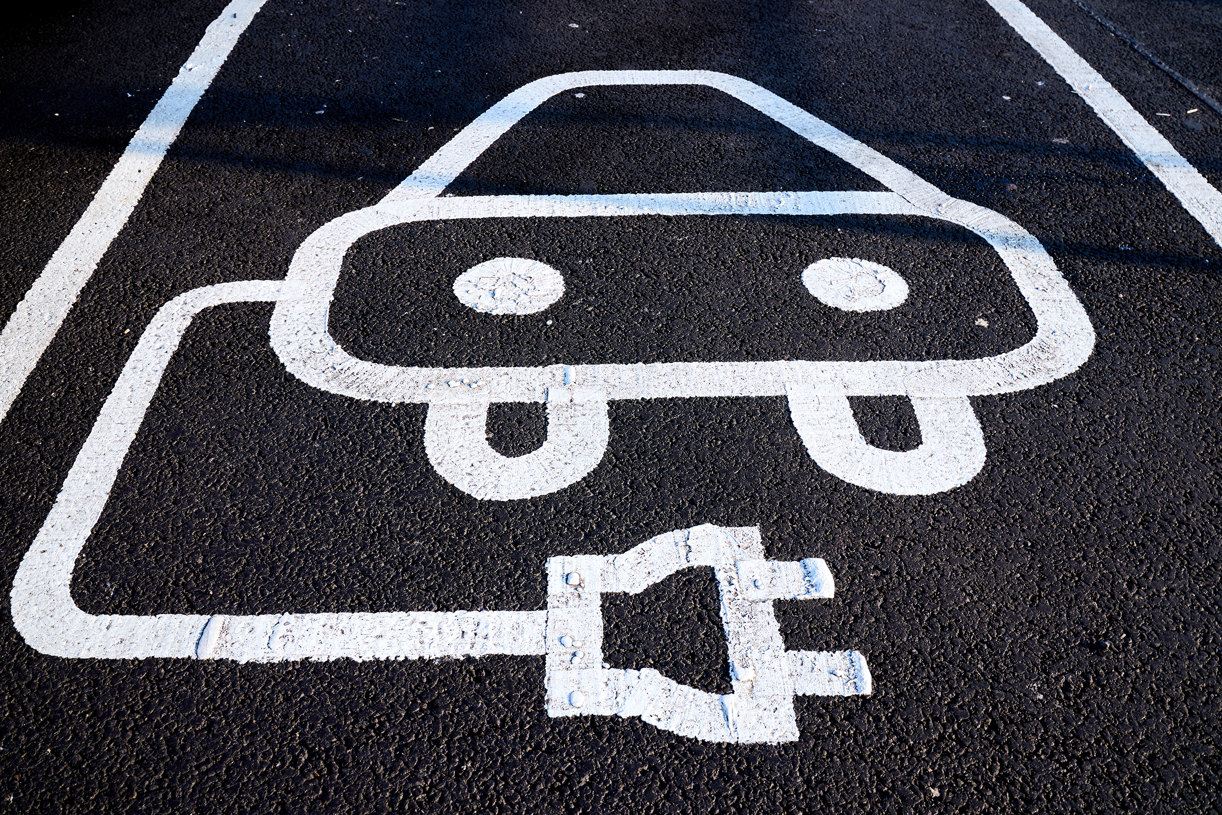 Electric vehicle parking signage. (John Walton—PA/Getty Images)