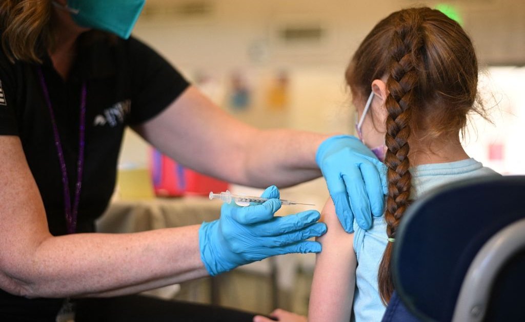 Pourquoi les nouvelles directives de vaccination COVID-19 de Floride pourraient blesser les enfants