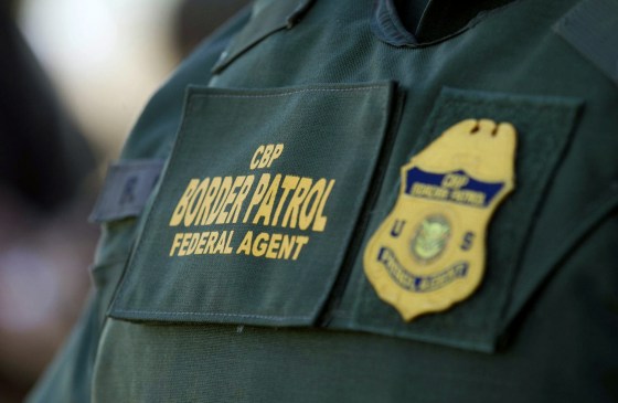 San Diego, ABD.  26 Ekim 2017. 26 Ekim 2017'de bir subay üniforması üzerinde bir sınır devriyesi yaması. En az bir ABD Sınır Devriyesi ajanının Cuma akşamı San Ysidro yakınlarındaki sınırın yakınında bir kişiyi vurduğu bildirildi.  Kredi: John Gibbins/San Diego Union-Tri
