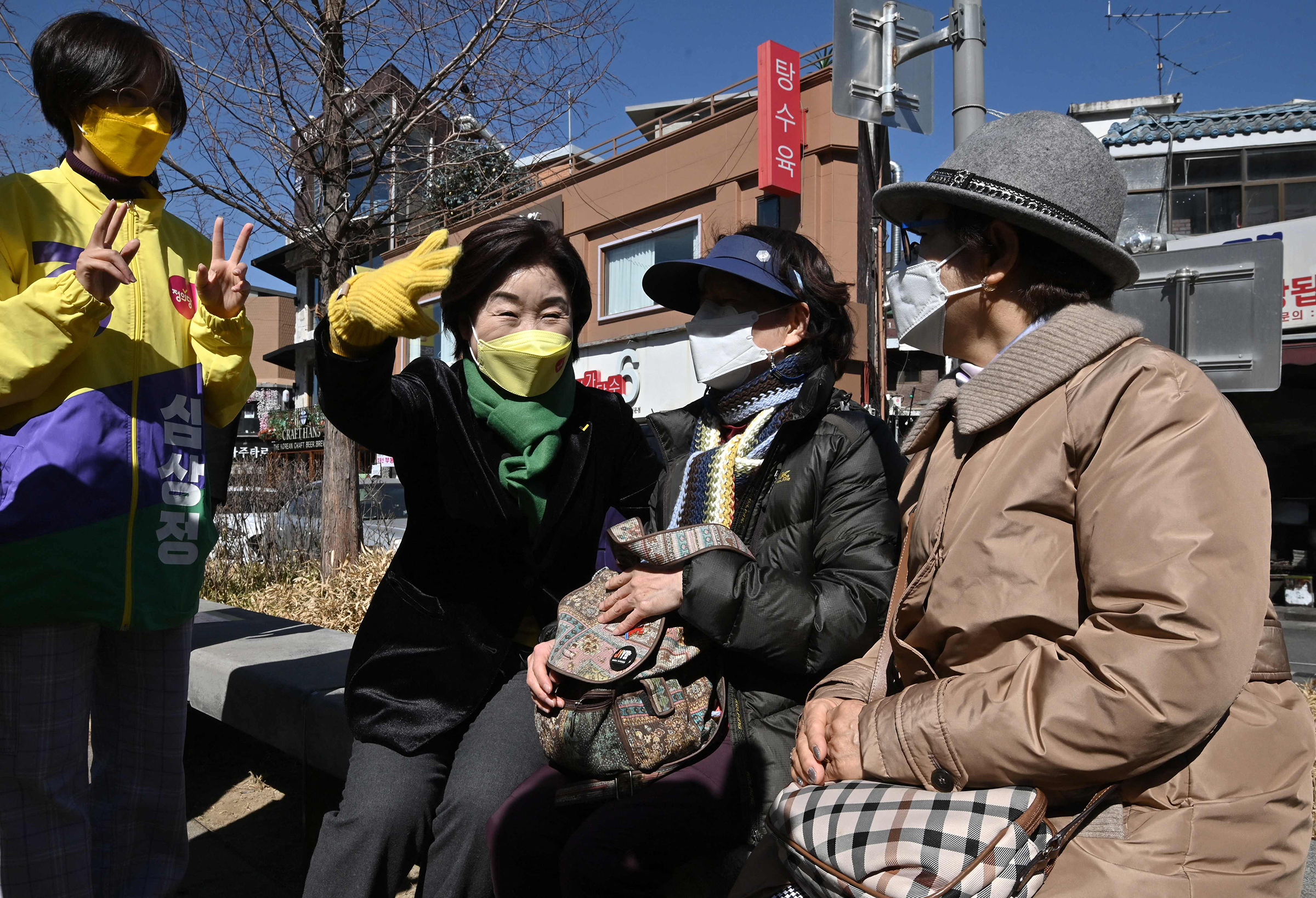 South Korean presidential candidate Sim Sang-jung, second from left, of the Justice Party talks with women during an election campaign in Seoul on March 6 (Jung Yeon-je—AFP/Getty Images)