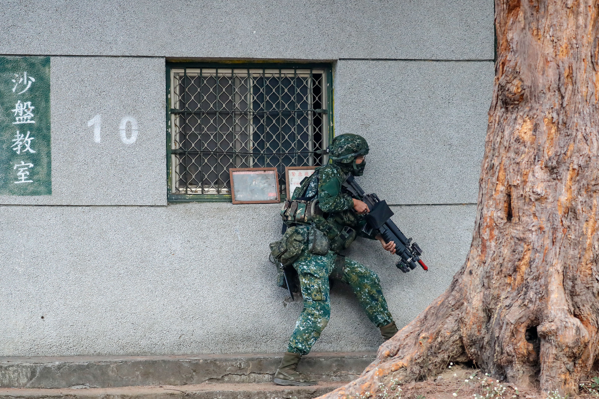 Taiwanese army soldiers during a Readiness Enhancement Drill, amid escalating Taiwan-China tensions, in Taiwan, in Jan. 2022. (Ceng Shou Yi—NurPhoto/Getty Images)