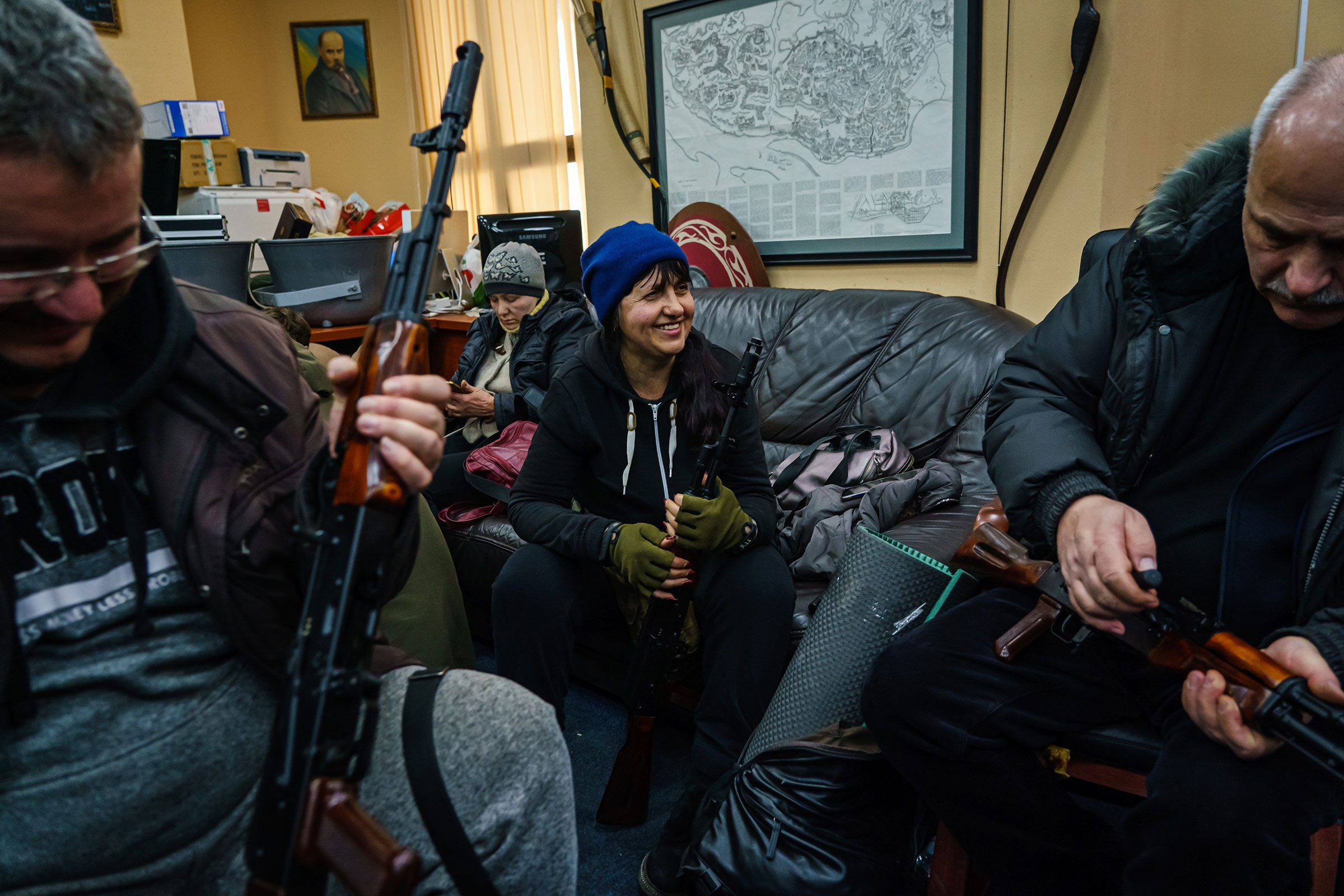 Photos: Ukrainian citizens volunteer to defend and fight Russia