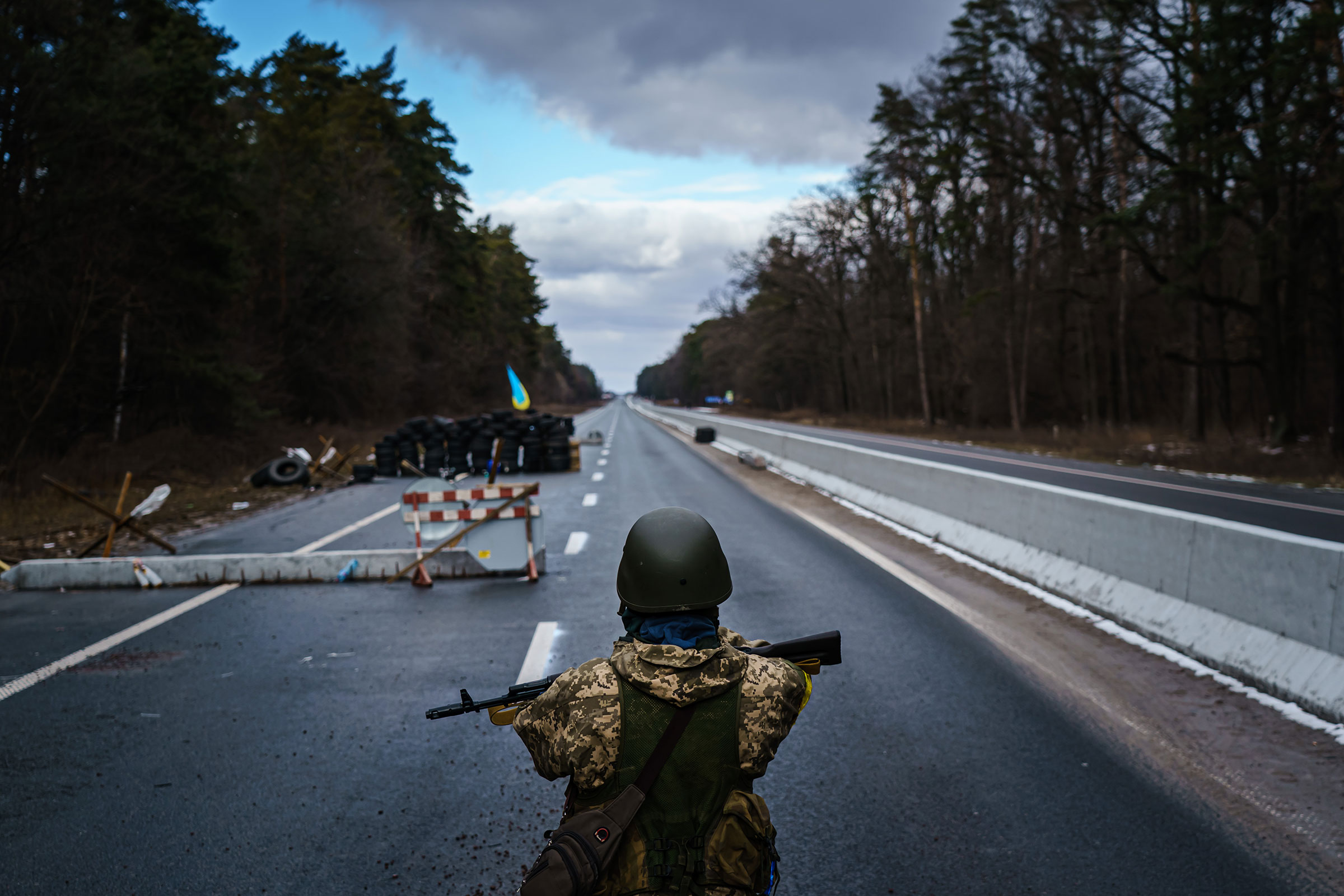 Soldiers arrive to reinforce one of the final checkpoints before the frontlines where Ukrainian forces are battling invading Russian forces near Brovary, Ukraine, on March 8, 2022. (Marcus Yam—Los Angeles Times/Getty Images)