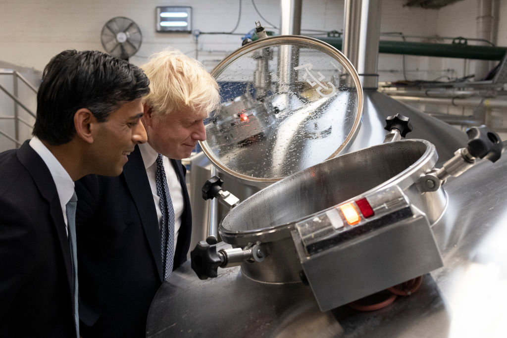 LONDON, ENGLAND - OCTOBER 27: British Prime Minister Boris Johnson and Britain's Chancellor of the Exchequer Rishi Sunak visit 'Fourpure Brewery' in Bermondsey on October 27, 2021 in London, England. (Dan Kitwood/WPA Pool—Getty Images)