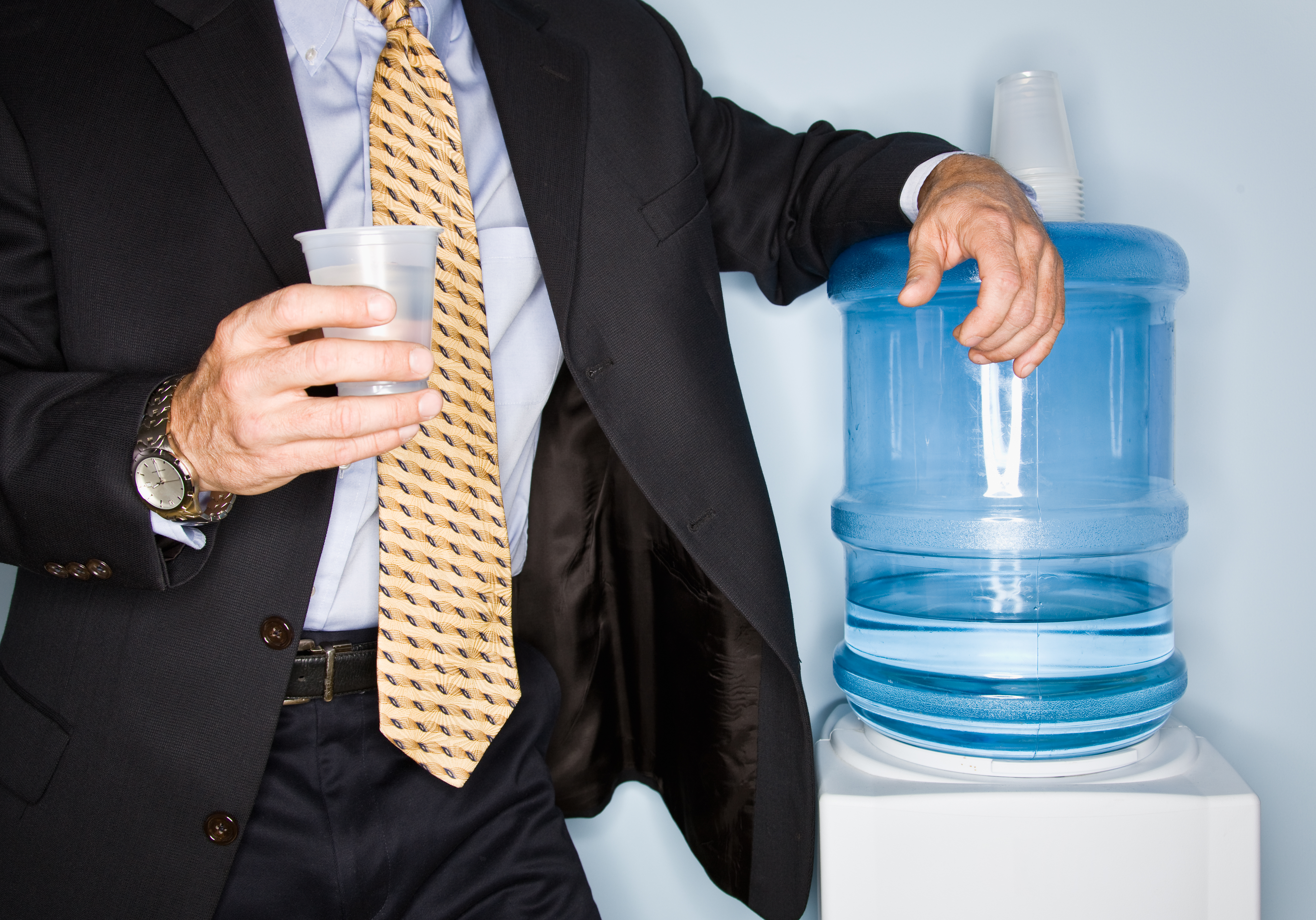 Пью кулер. Кулер в офисе. Бутилированная вода в офисе. Кулер для воды в офисе. Бутылка для воды в офис.