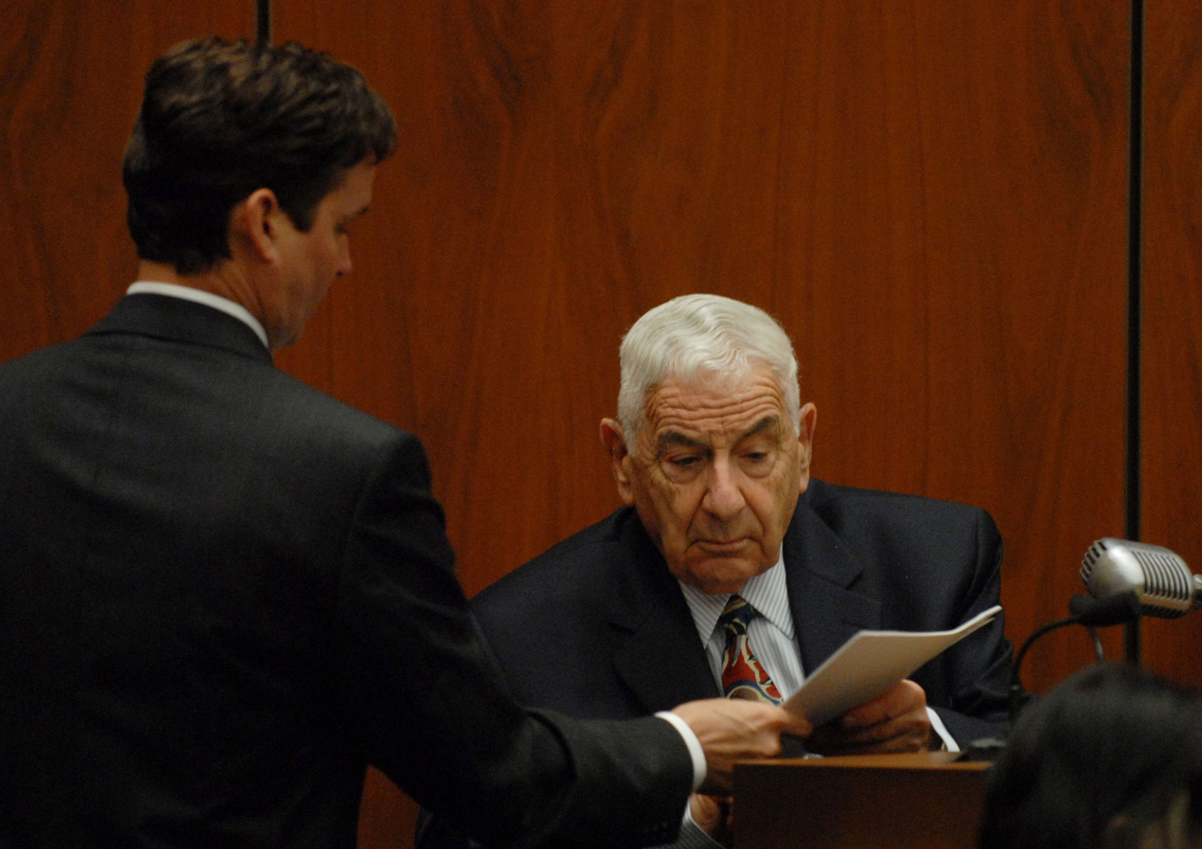 Prosecutor Alan Jackson cross examines defense witness Werner Spitz, a forensic pathologist in the murder trial of music producer Phil Spector in Superior Court July 26, 2007, in Los Angeles. (Jamie Rector—Getty Images)