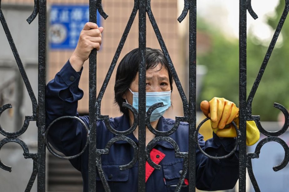 Shanghai Workers Clash With Guards in Locked Down Factory