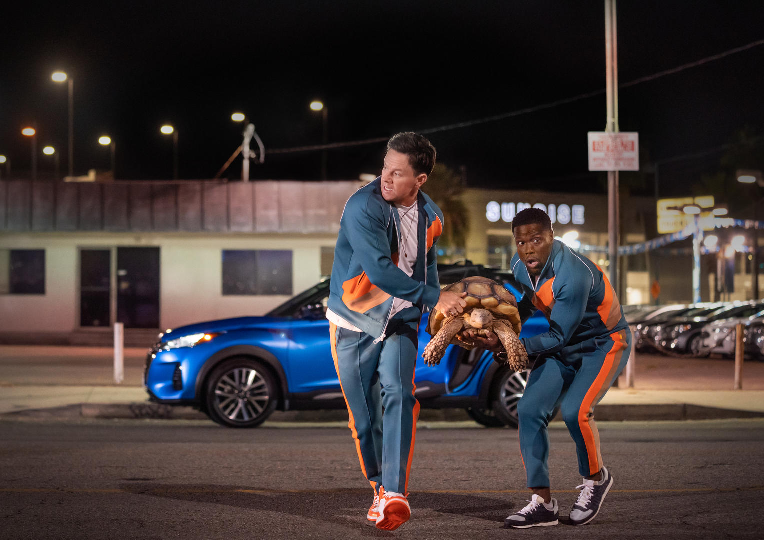 ME TIME. (L-R) Mark Wahlberg as Huck, Kevin Hart as Sonny in Me Time. Cr. Saeed Adyani/Netflix © 2022. (SAEED ADYANI/NETFLIX © 2022—© 2022 Netflix, Inc.)