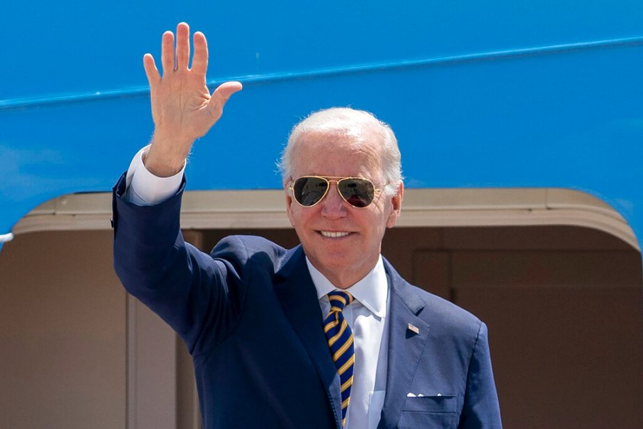 Biden Signs $40B for Ukraine Assistance 
