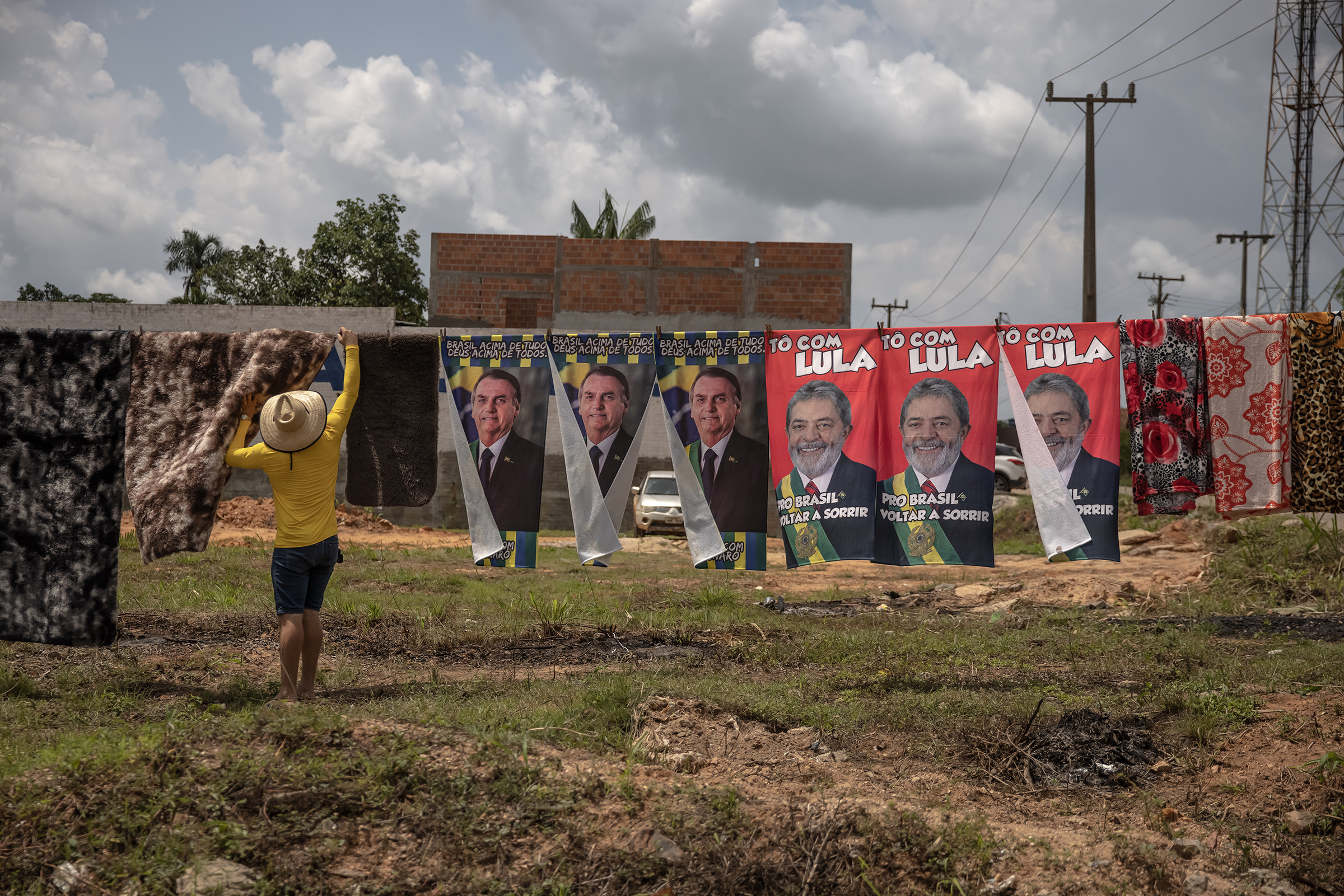 A street vendor sells towels with images of Bolsonaro and Lula near Eldorado dos Carajás in September 2021. (Jonne Roriz—Bloomberg/Getty Images)