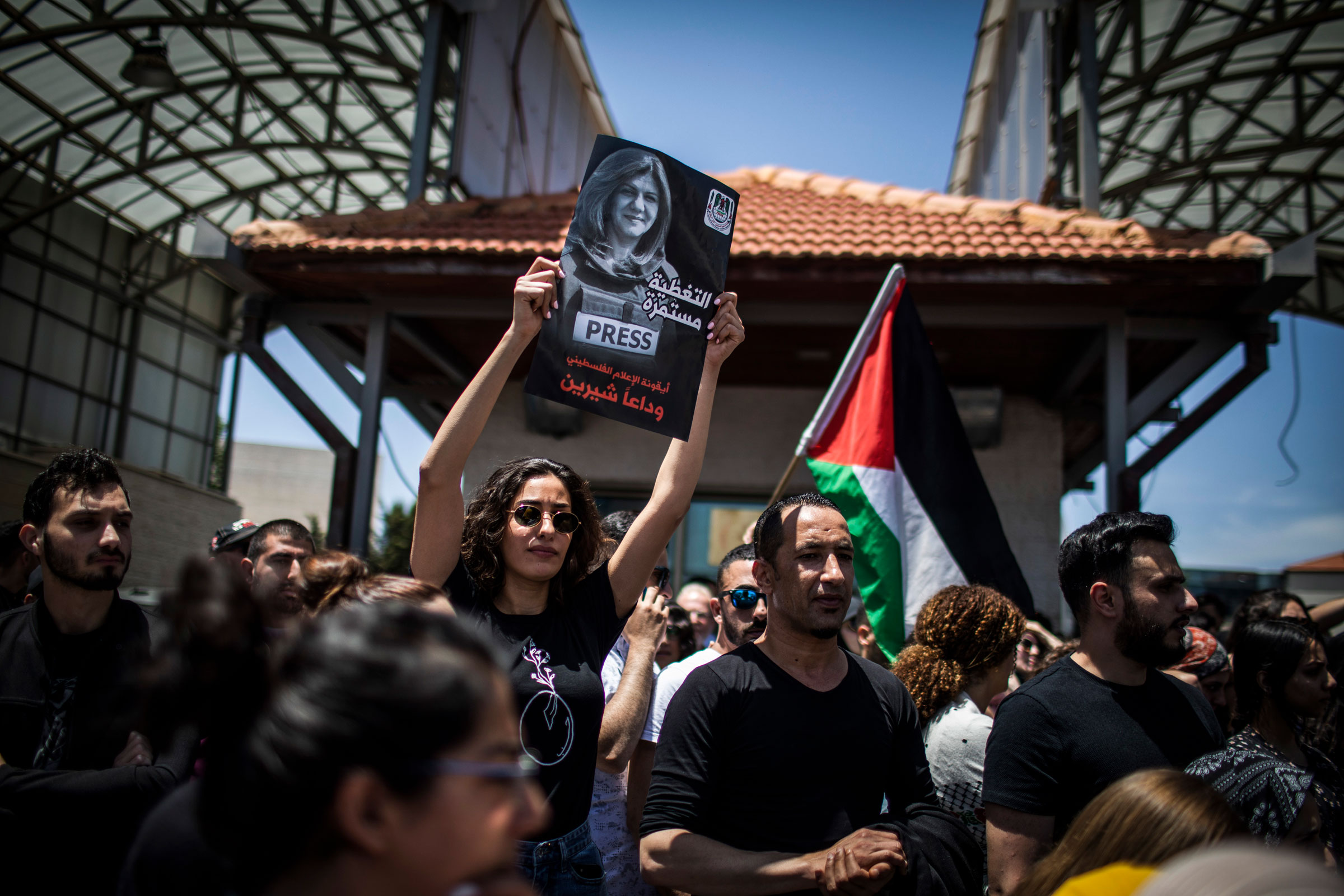 Palestinians attend the state funeral of Al Jazeera reporter Shireen Abu Akleh at the President's Residency in Ramallah. (Ilia Yefimovich—picture alliance/Getty Images)