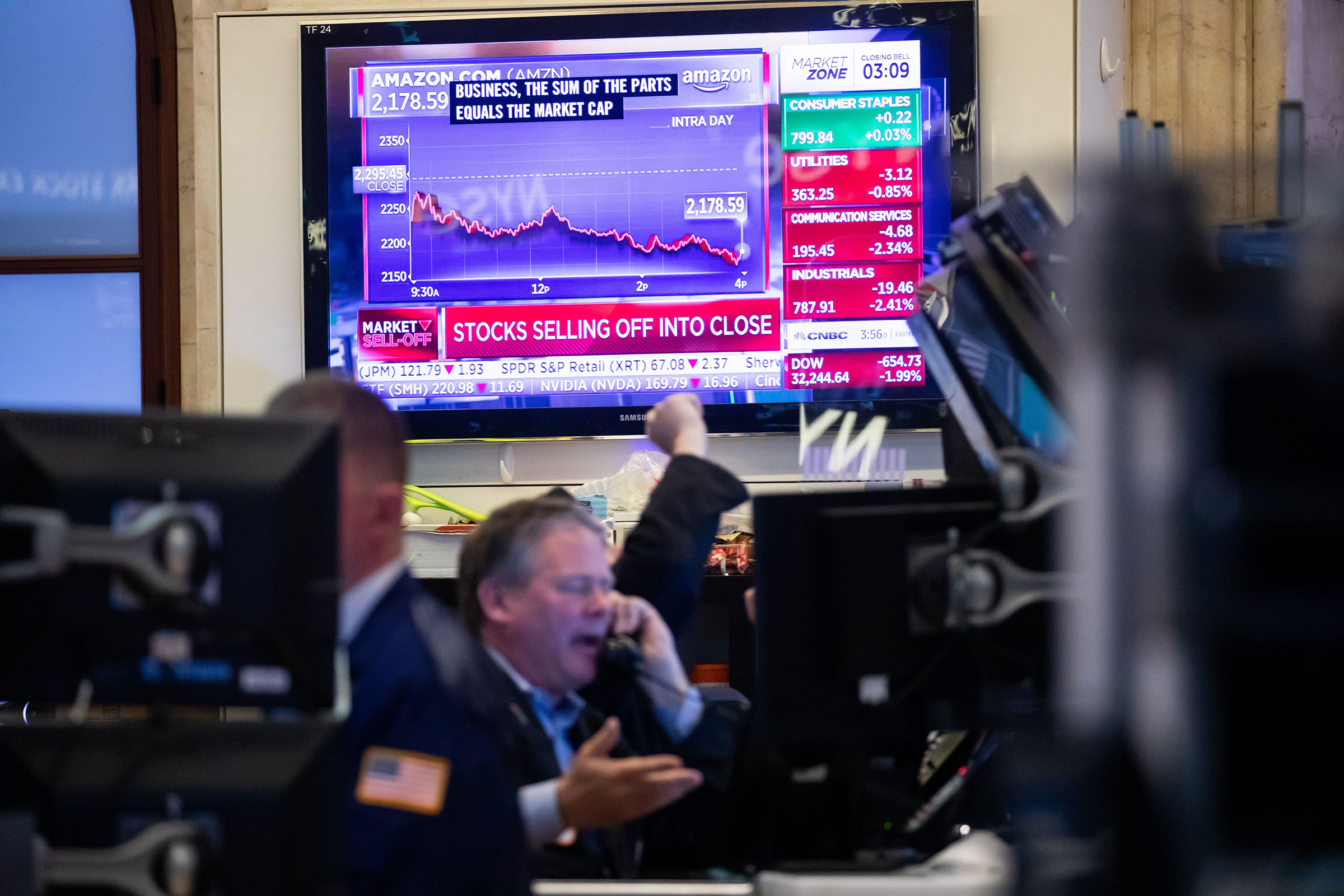 Traders work at the New York Stock Exchange in New York City, on May 9, 2022. (Michael Nagle—Xinhua/Getty Images)