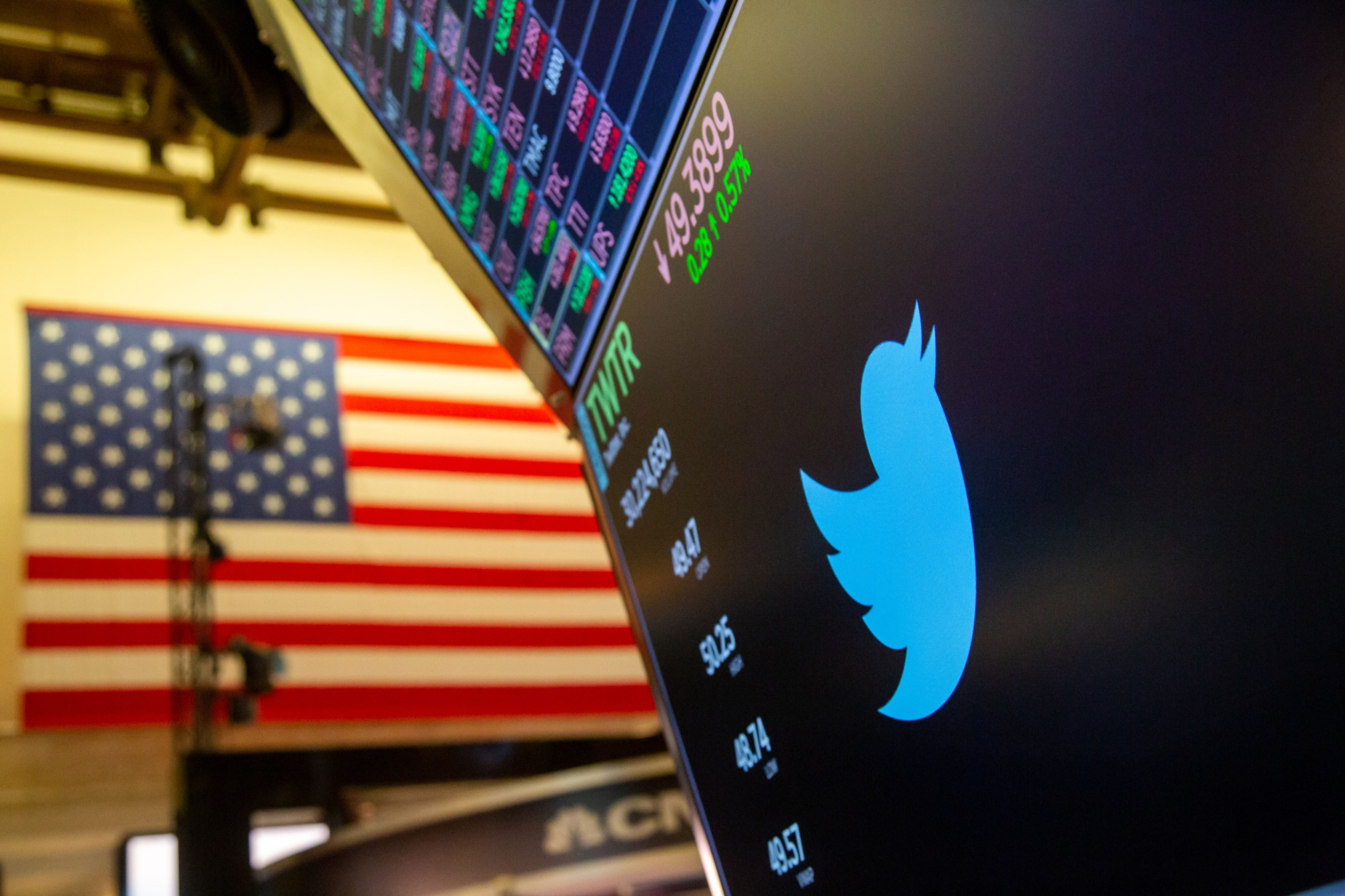 Twitter to Freeze Hiring, Rescind Offers Ahead of Musk Deal