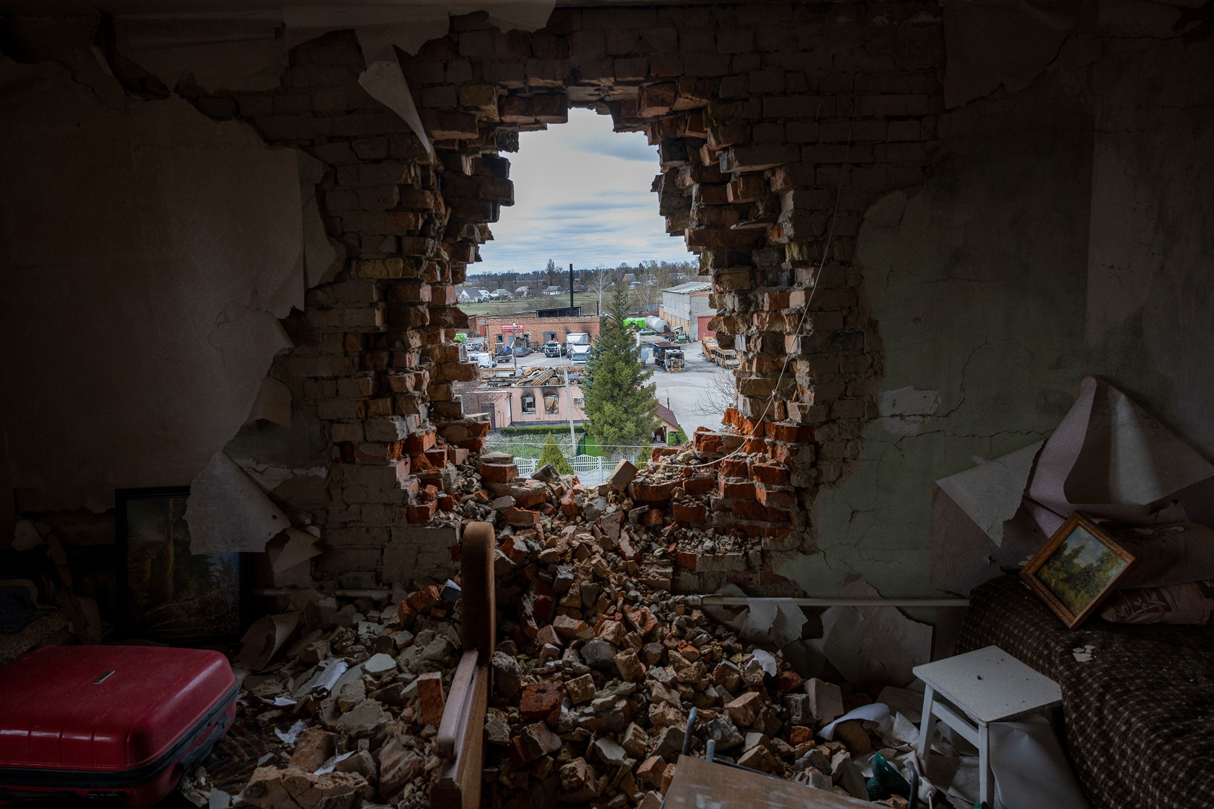 A war-damaged apartment in Makariv, Ukraine, on April 19. Residents say the building had been attacked by Russian tanks (John Moore—Getty Images)