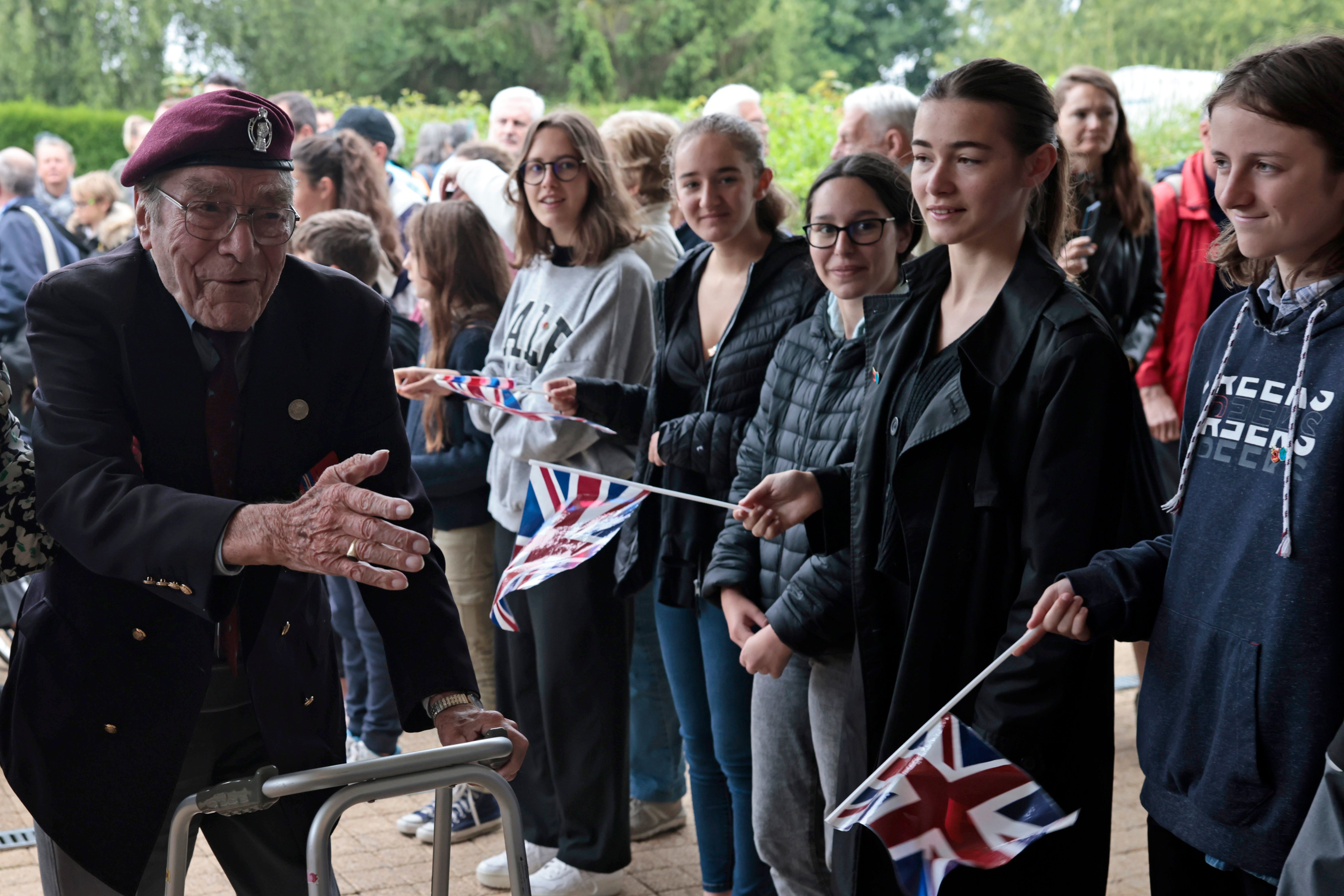 La foule rend hommage aux vétérans de la Seconde Guerre mondiale lors des célébrations du jour J en Normandie