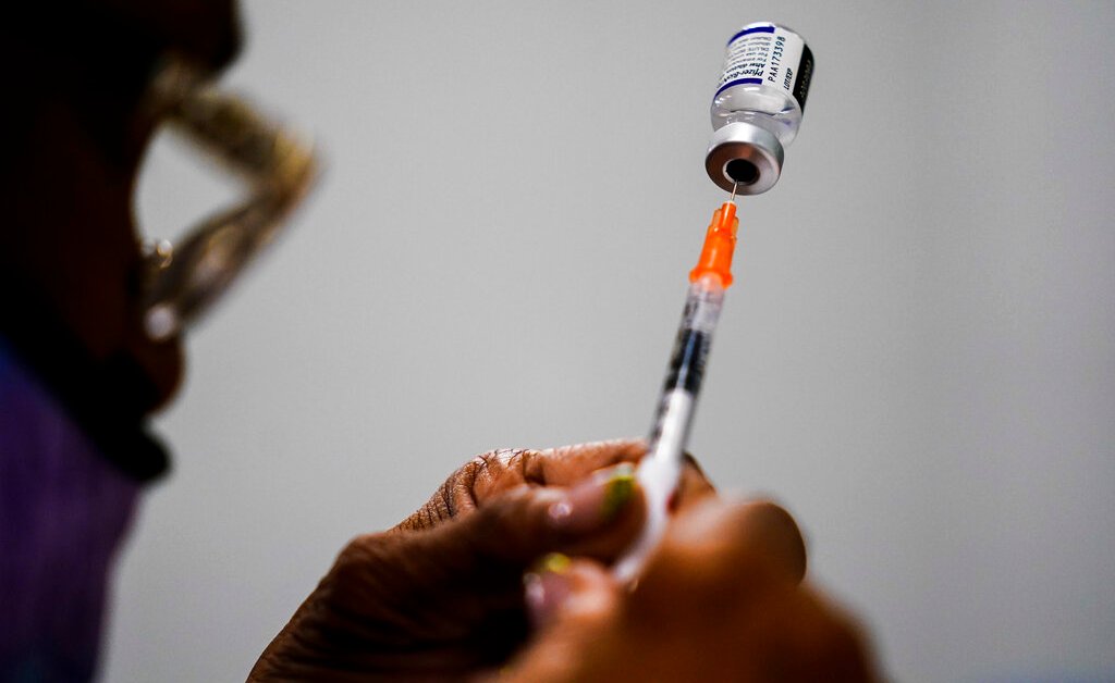 Pfizer déclare que les vaccins COVID améliorés renforcent la protection d’Omicron