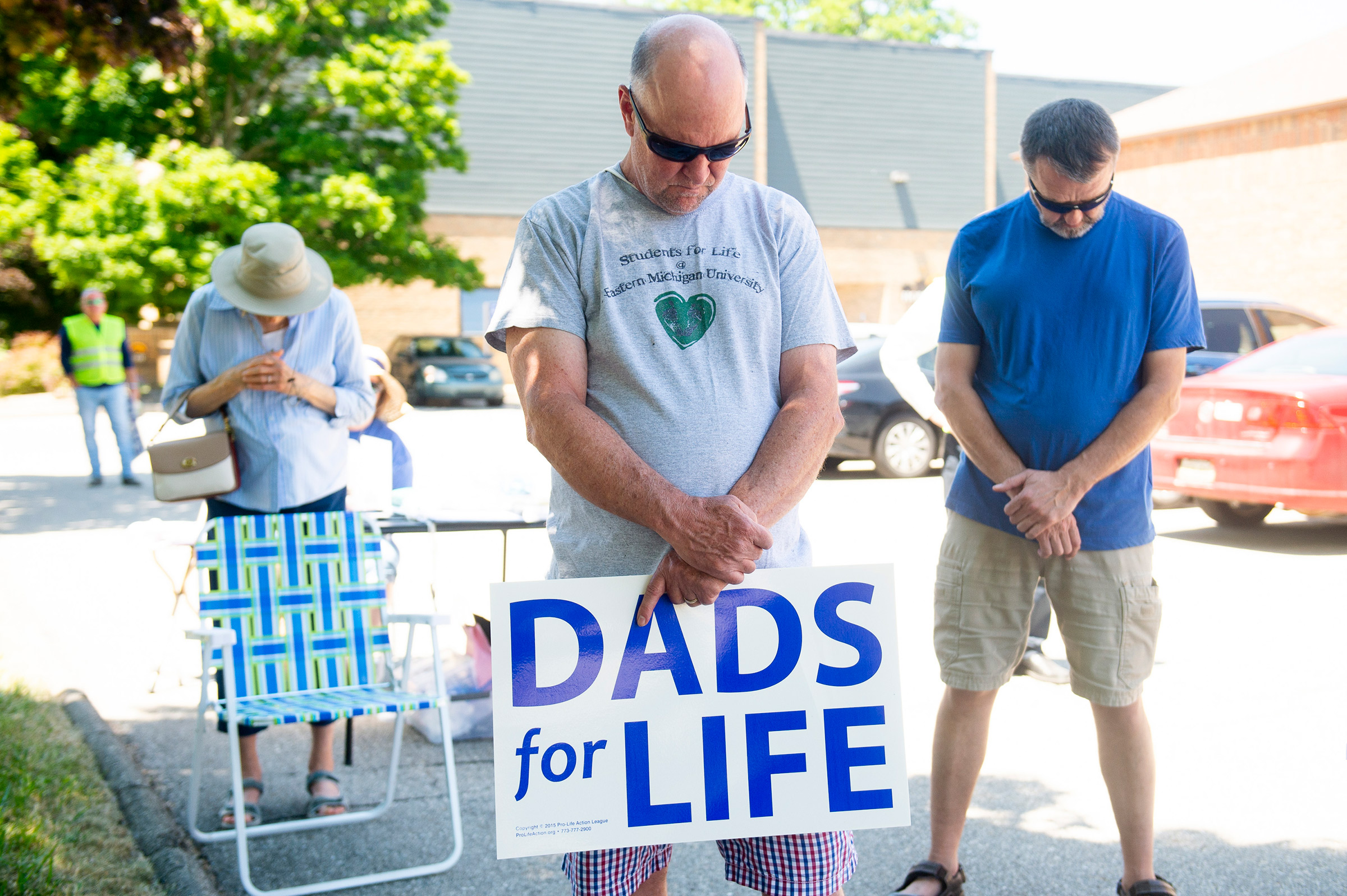 Rick Rainville bows his head in prayer at a rally of abortion opponents organized by Sidewalk Advocates for Life outside the Power Family Health Center Planned Parenthood in Ann Arbor, Mich., on June 24, 2022. (Jacob Hamilton—The Ann Arbor News/AP)