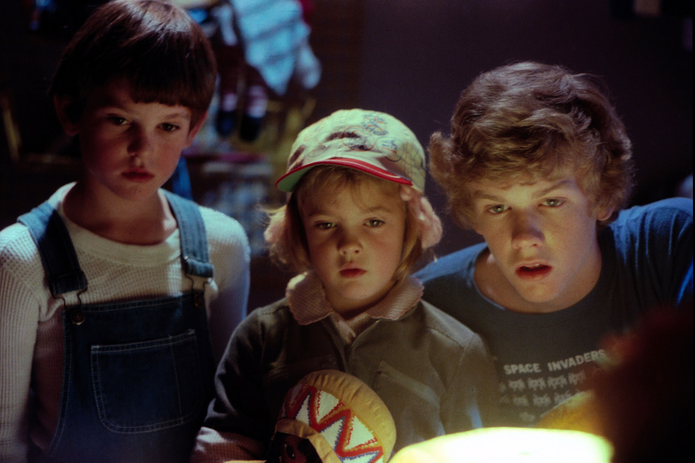 E.T., (aka E.T.: THE EXTRA-TERRESTRIAL), from left, Henry Thomas, Drew Barrymore, Robert MacNaughton, 1982