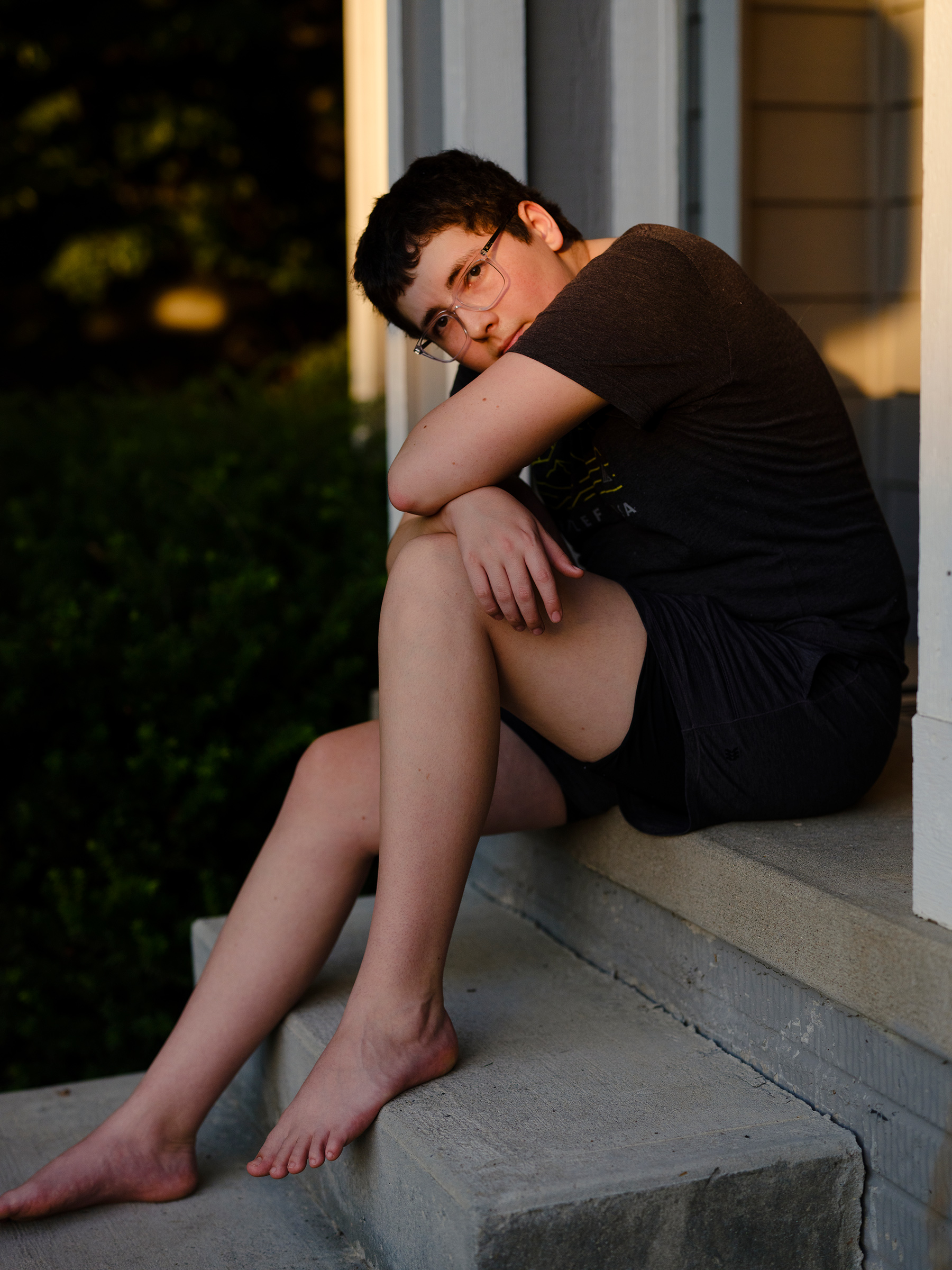 18 yaşındaki Petra, Iowa'daki bahçesinde bir verandada oturuyor.