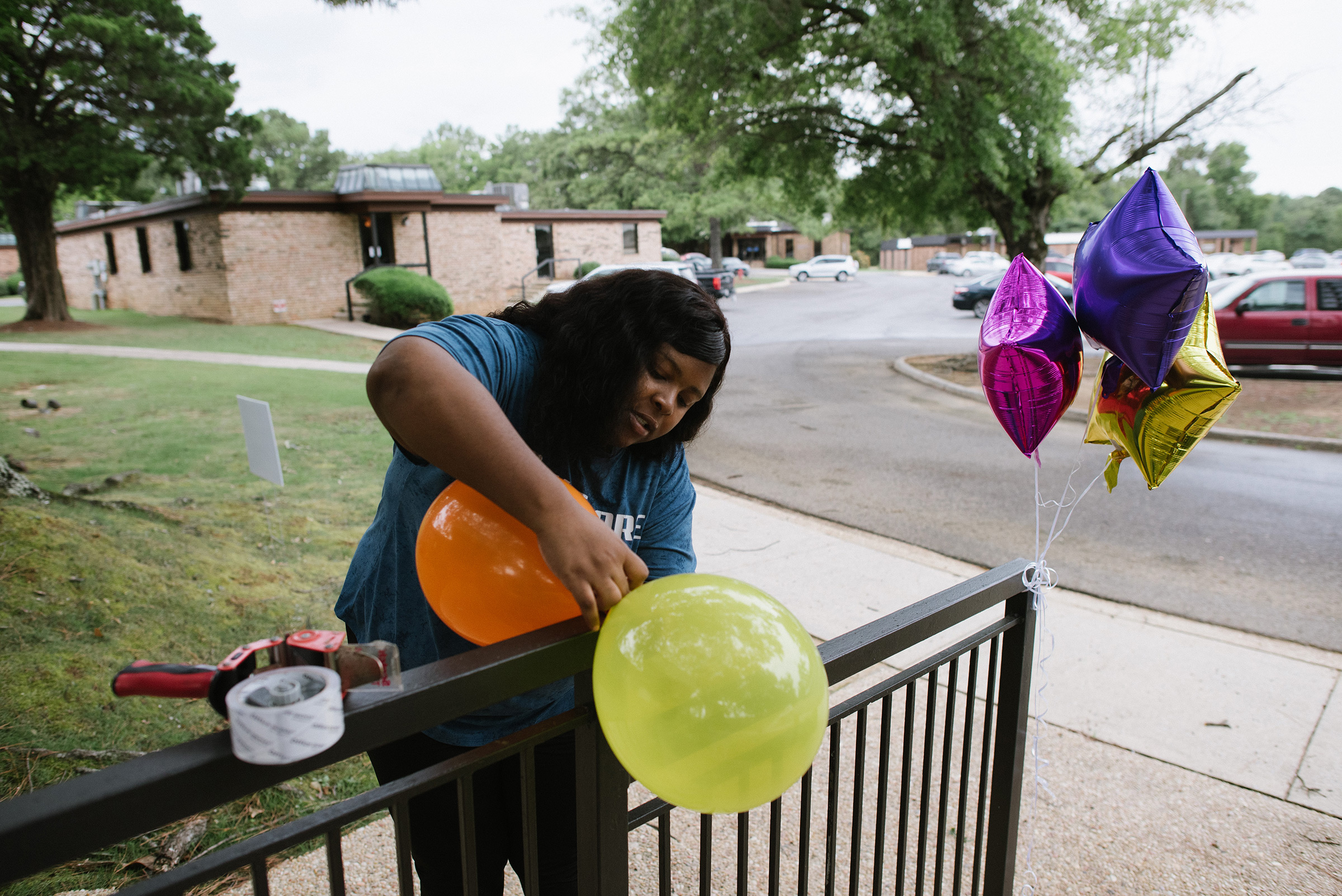 Medical assistant Jessica McKinstry ties balloons outside the clinic for the emergency-contraception fair on July 22. (Lucy Garrett for TIME)