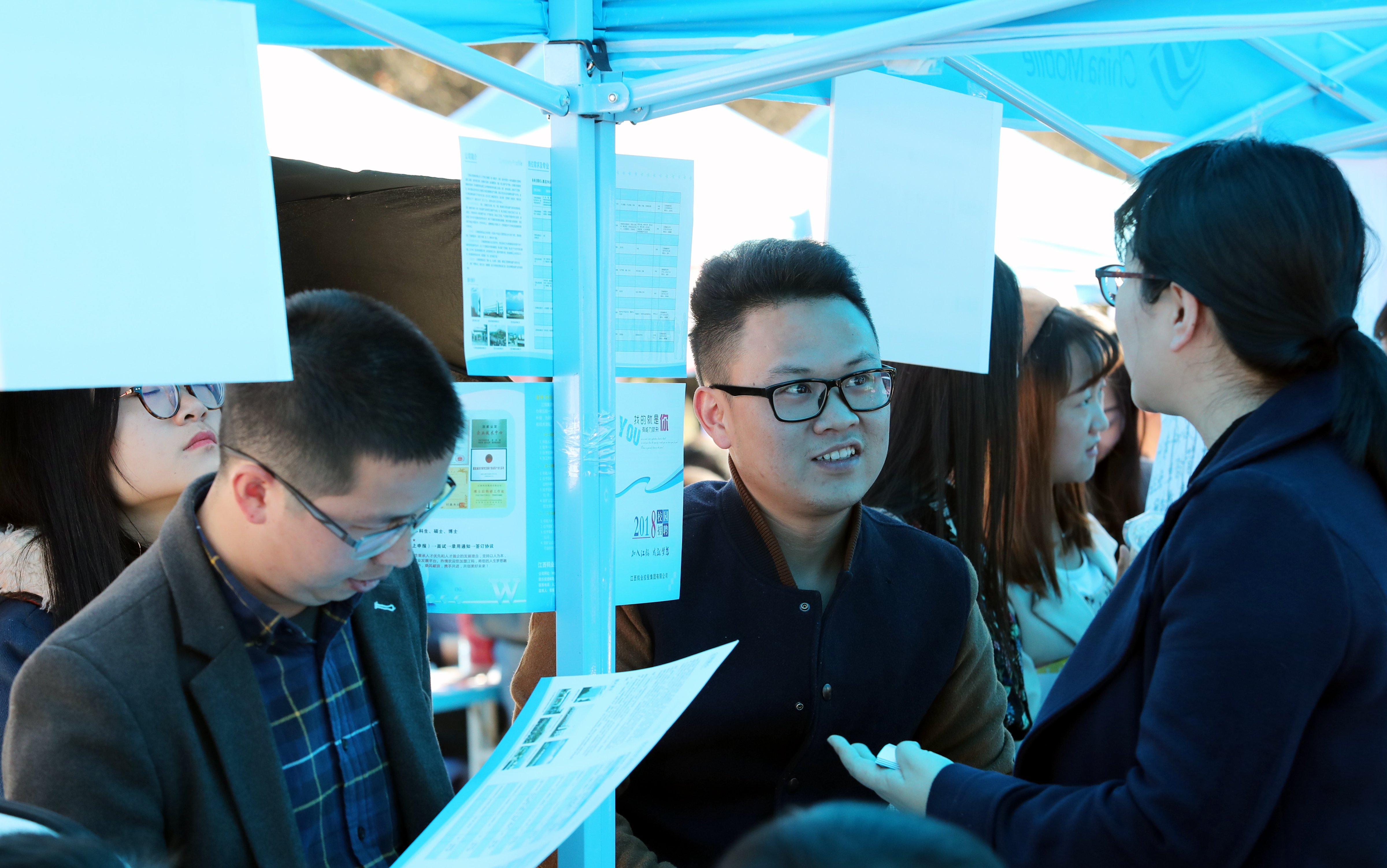 Chinese graduates talk with interviewers at a job fair in the Kunming University of Science and Technology in Kunming city. (Yang Zheng/Imaginechina)