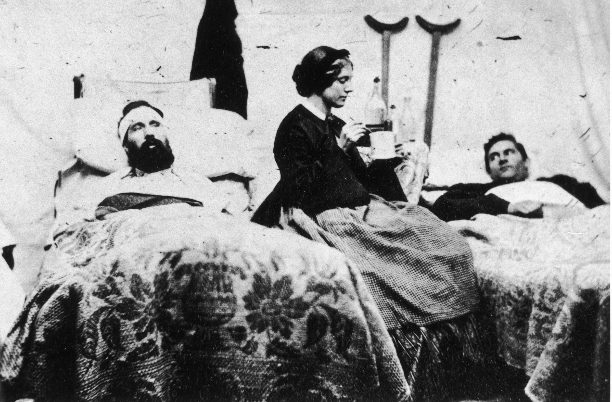 A nurse prepares to spoon-feed soldiers in the Union hospital at Carlisle Barracks, Pennsylvania, USA, circa 1861.