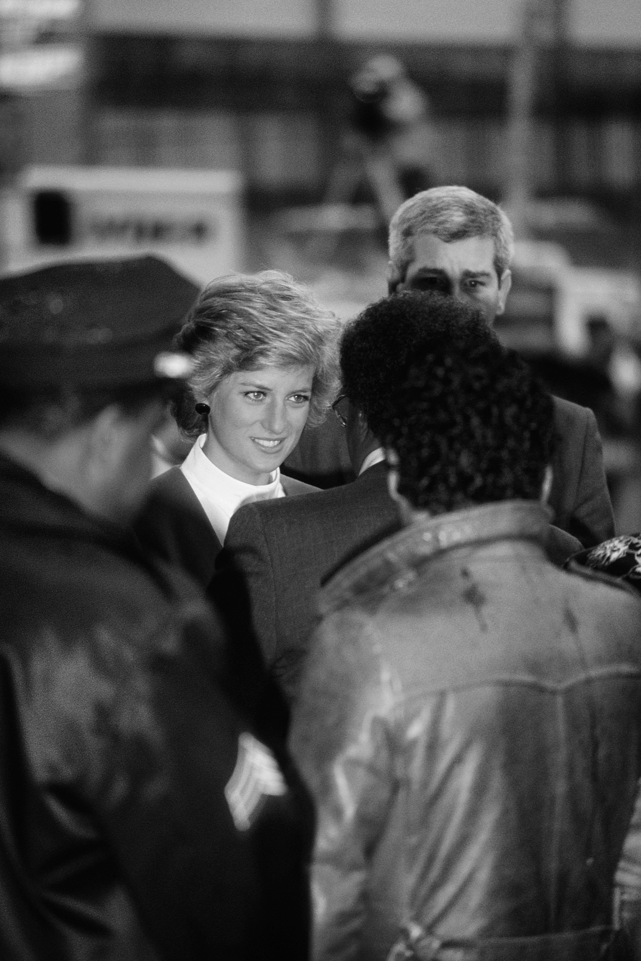 2E03NP3 Diana, Princess of Wales surrounded by police and security as she arrives for a visit to Harlem Hospital?s pediatric AIDS unit in Harlem. New York City, USA. Feb 1989 (Alamy Stock Photo—Credit: parkerphotography / Alamy Stock Photo)